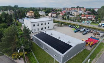 Zdjęcie z lotu ptaka na dach budynku z panelami fotowoltaicznymi